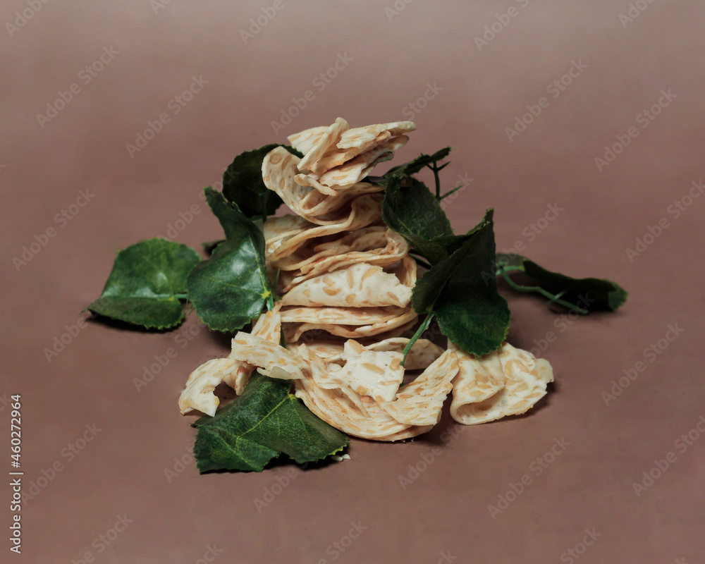 Tempe chips is Indonesian snack made from fermented soybeans. slices of delicious and savory tempeh chips. soy chips are crunchy. These chips are suitable for snacks to accompany your relaxing time.
Tempe chips is Indonesian snack made from fermented soybeans. slices of delicious and savory tempeh chips. soy chips are crunchy. These chips are suitable for snacks to accompany your relaxing time.