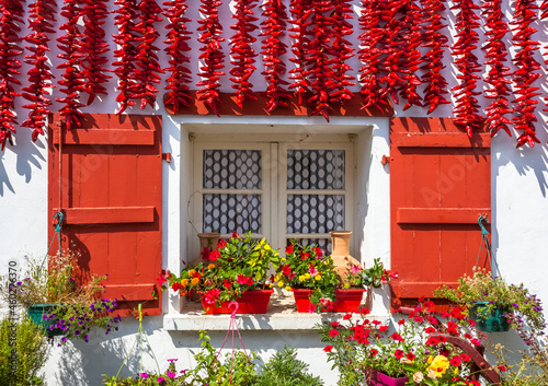 Séchage de piments sur façade de maison à Espelette en pays basque, France  photo