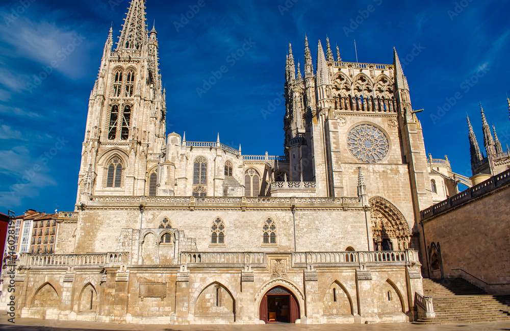 Fachada meridional catedral gótica de Burgos vista desde la plaza de San Fernando, España