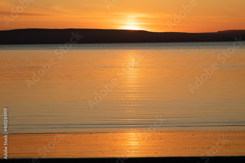 Blick auf den Sonnenuntergang über der Insel Senja