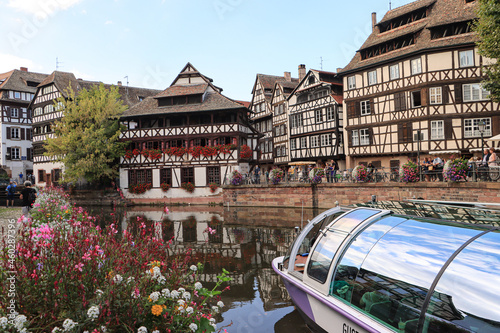 Fototapeta Naklejka Na Ścianę i Meble -  Romantisches Straßburg; Bootstour auf der Ill durch Petite France