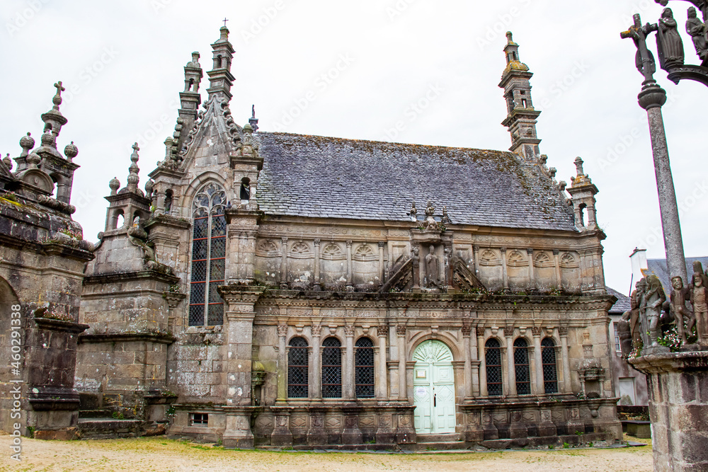 Saint-Thégonnec. Ossuaire de l'église de l'enclos paroissial sous ciel gris. Finistère. Bretagne	