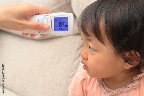 検温をしてもらっている子供