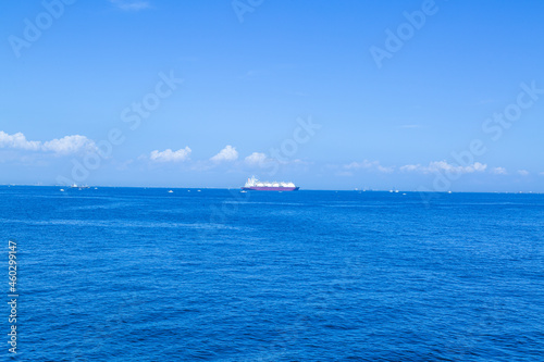青い海と空と船など © Shige