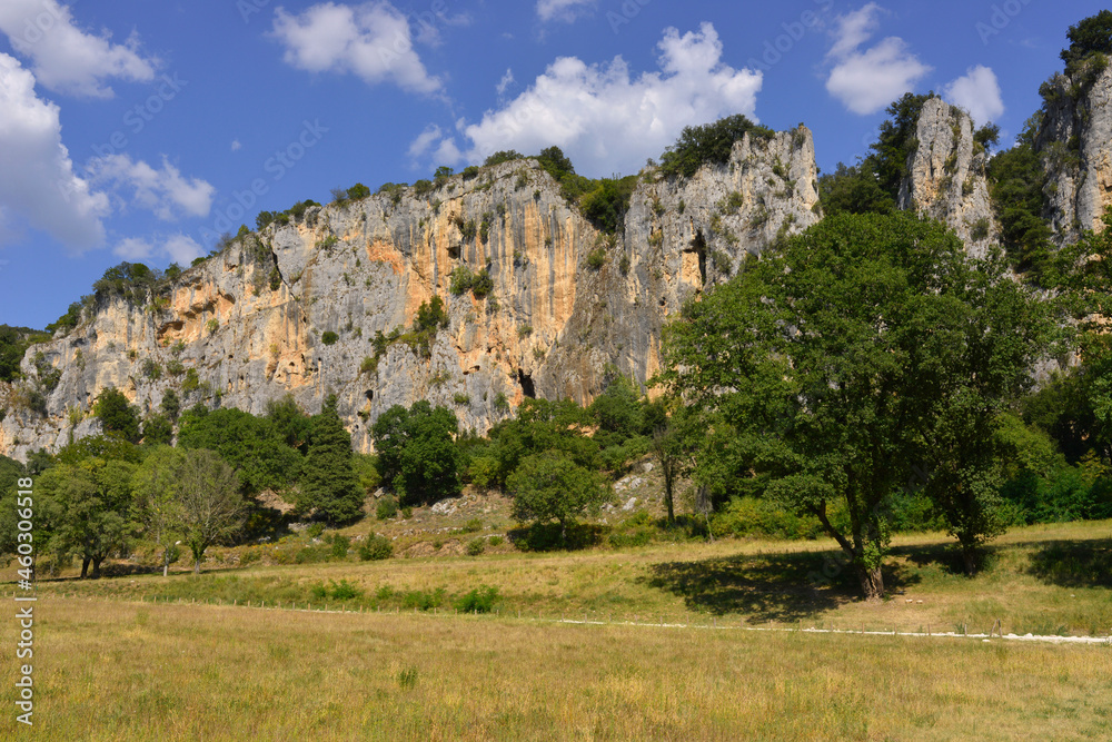 Les murailles naturelles rocheuses à Vallon-Pont-d'Arc (07150), département de l'Ardèche en région Auvergne-Rhône-Alpes, France