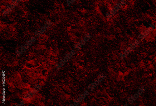 暗い赤の風化した石壁
