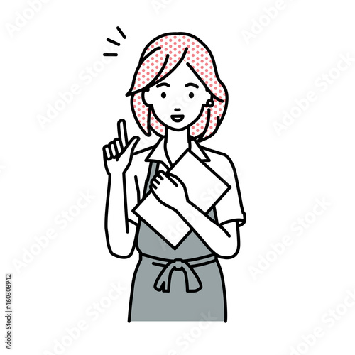 立って書類を手に持って何かひらめいたカフェ店員の女性