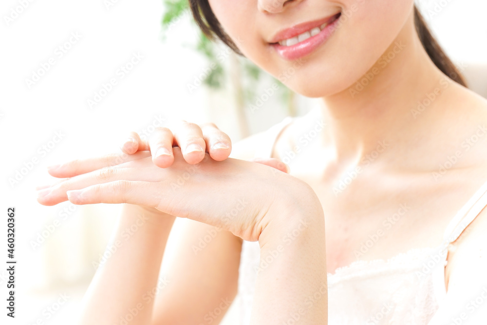 Naklejka premium ハンドクリームを塗る女性
