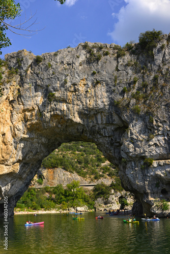 Verticale sur le Pont d Arc    Vallon-Pont-d Arc  07150   d  partement de l Ard  che en r  gion Auvergne-Rh  ne-Alpes  France