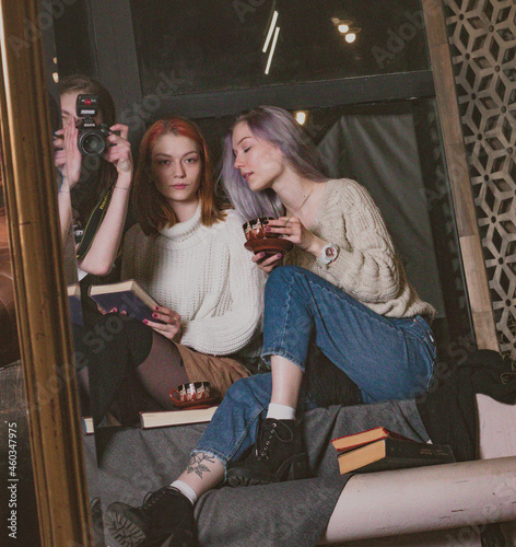 Tableau sur toile twins drinking tea