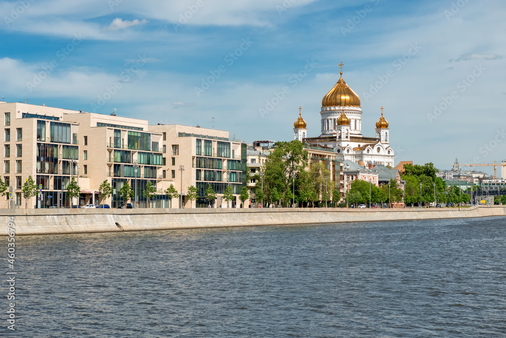Obraz premium View of the dome of the Cathedral of Christ the Savior, houses on Prechistenskaya embankment and the Moskva River in sunny morning Moscow