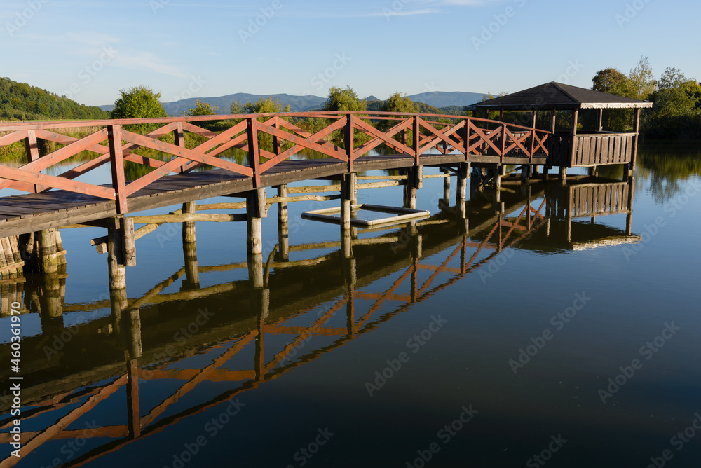 Drewniany mostek na jeziorku
