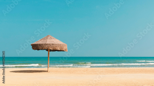 Sunny beach in seaside, straw parasol © Allusioni