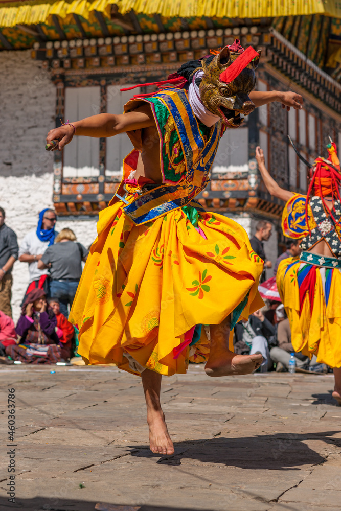 Danse religieuse au tshechu du lhakhang de Jambay au Bhoutan. Danse religieuse au tshechu du lhakhang de Jambay au Bhoutan.