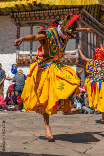 Danse religieuse au tshechu du lhakhang de Jambay au Bhoutan.
