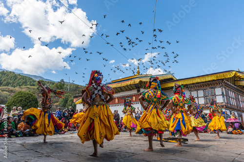 Danse religieuse au tshechu du lhakhang de Jambay au Bhoutan. photo