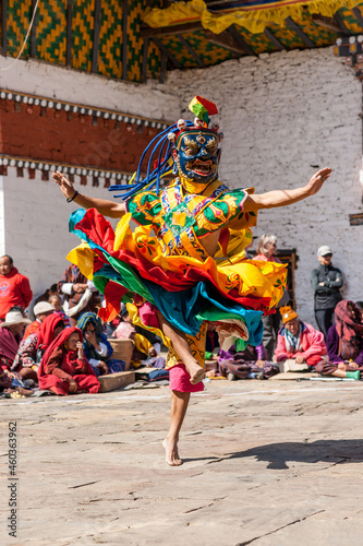 Danse religieuse au tshechu du lhakhang de Jambay au Bhoutan. photo