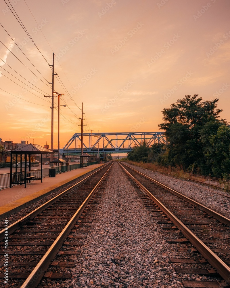 Fototapeta premium Railroad tracks at sunset, in Ashland, Kentucky