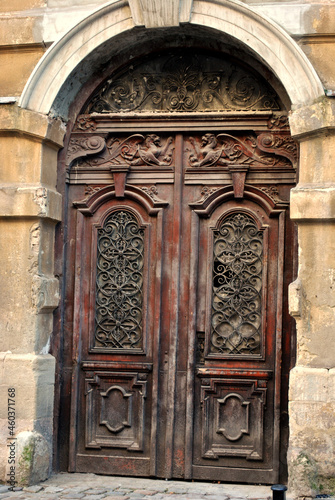old wooden door © Елена Строцяк