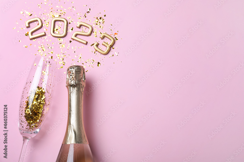 Rượu sủi tăm vàng, kính và số 2024 là những đặc sản của ngày Tết. Chúng tượng trưng cho sự đầy đủ về tài lộc, may mắn và thành công trong năm mới. Hãy xem hình ảnh để cùng thưởng thức những vật phẩm độc đáo này.