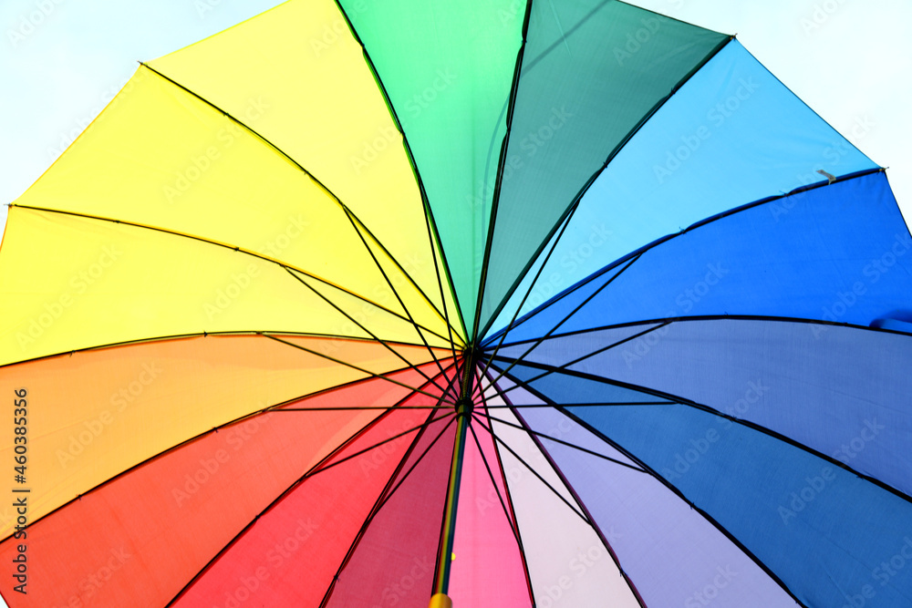 Bunter Regenbogen Sonnenschirm. Die Regenbogenfarben stehen als Symbol für die Akzeptanz und Gleichberechtigung von menschen die eine andere Sexualität leben als die Hetrosexualität. LGBT LSBTI LGBT 