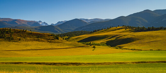 Leinwandbilder Honigfarbe landscape view of the Beartooth Mountains, Montana   © vermontalm