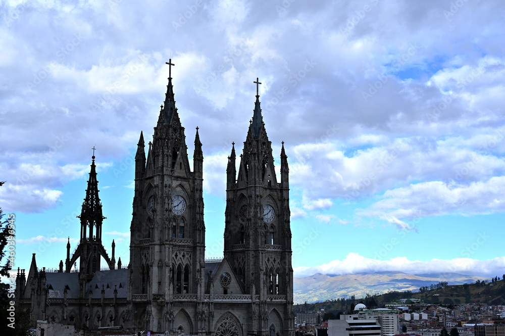 La basilica en el centro de Quito