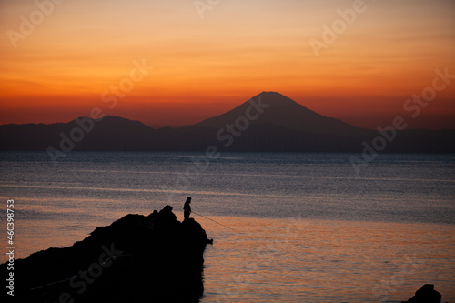 三浦半島の城ヶ崎から見た夕暮れ時の海と富士山
