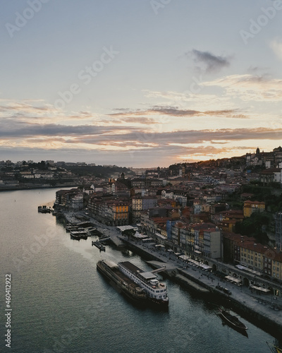 Margem do rio Douro na cidade do Porto em Portugal ao anoitecer