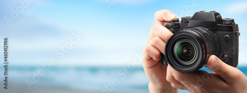 カメラで風景を撮影する人物のイメージ