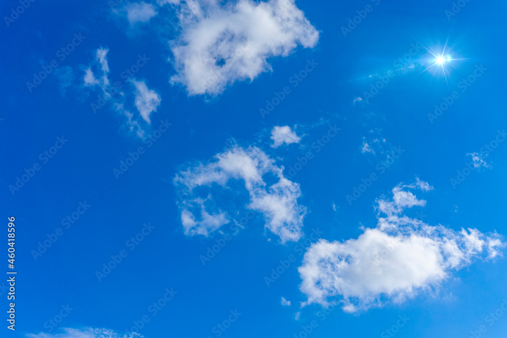 Obraz premium 青空と雲と太陽フレアの背景素材_l_09