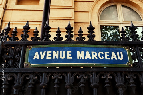 Avenue Marceau. Plaque de nom de rue sur une grille de fer. Paris. photo