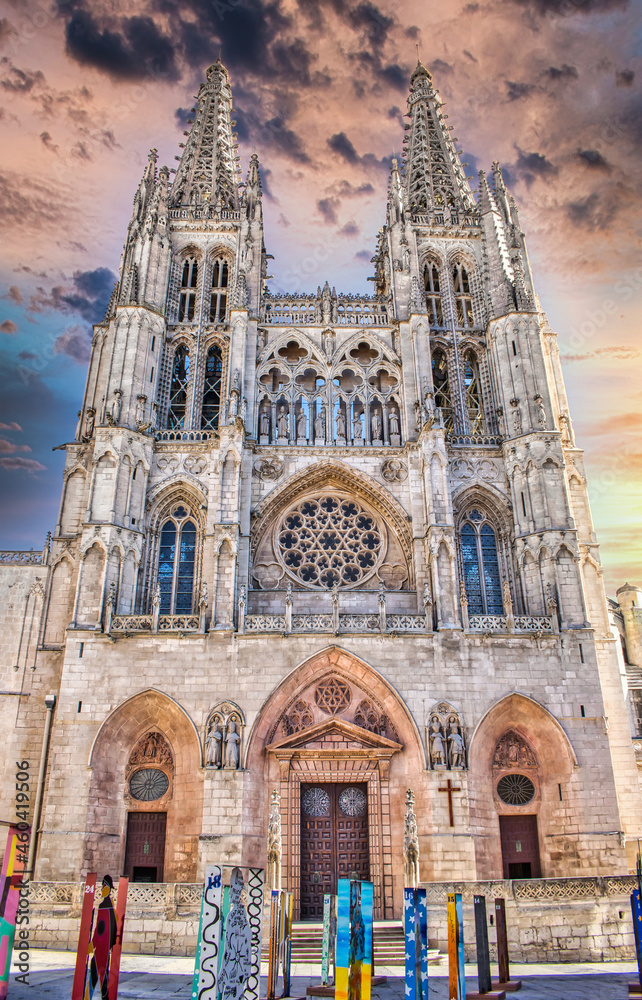 Fachada principal catedral gótica de Burgos, siglo XIII, vista desde la plaza de Santa María, España