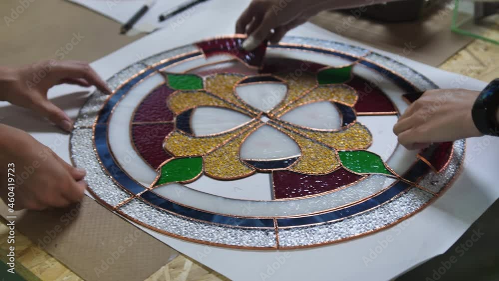 Vídeo do Stock Two artists assemble a composition from stained glass