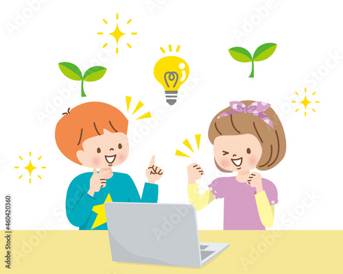 パソコンで仲良く一緒に勉強する子供達