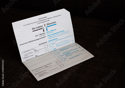 09.09.2021, Stimmzettel und Briefwahlunterlagen zur Bundestagswahl. Aufgeklappter Stimmzettel mit Aufdruck „Sie haben 2 Stimmen“. photo
