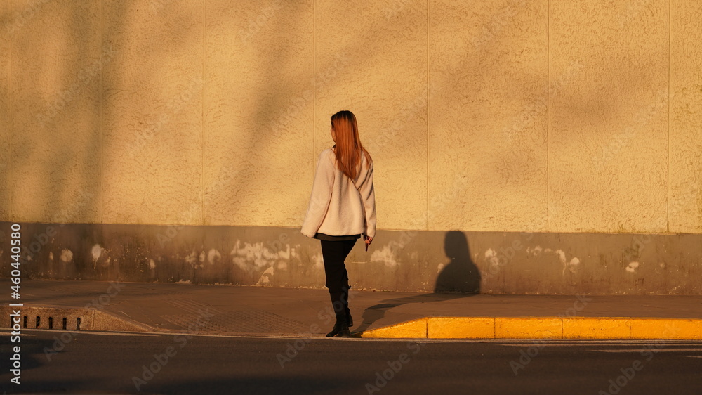 Naklejka premium The road view with the walking people and the warm sunlight in the city