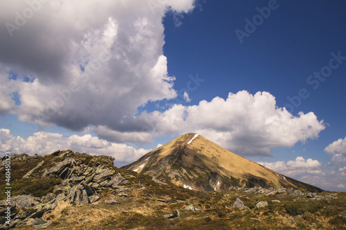 Fototapeta Naklejka Na Ścianę i Meble -  Travel to the mountains (Carpathians) - clouds, snow and lakes