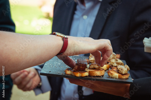 Le serveur présente des toasts de foie gras lors d'un réception de mariage
