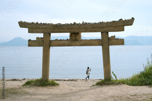 Torii gate in Naoshima Island, Kagawa, Japan 香川県・直島の鳥居と観光客