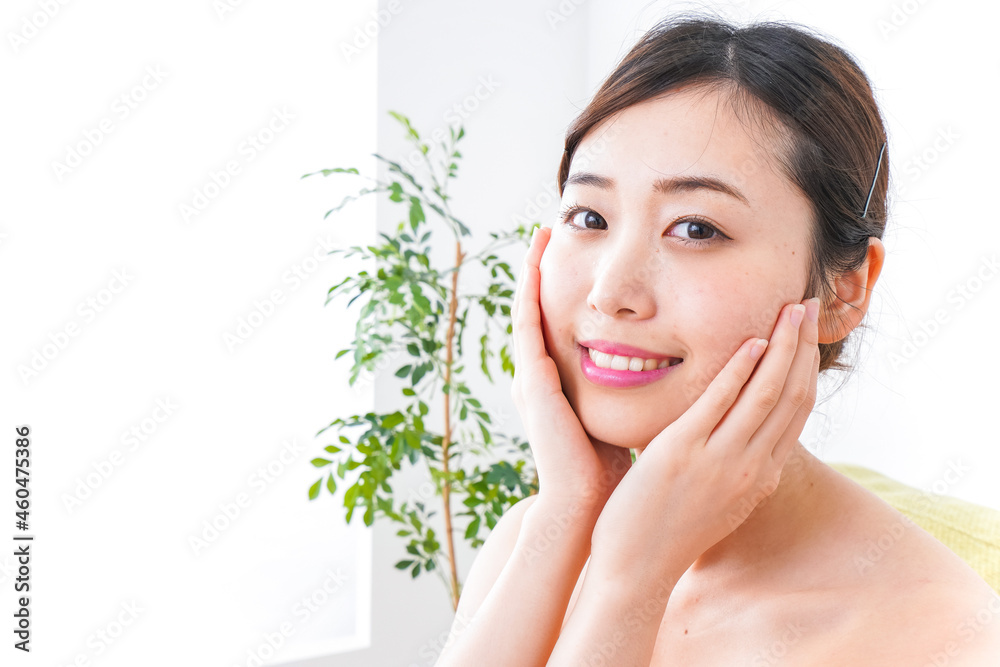 部屋でスキンケアをする若い女性 部屋でスキンケアをする若い女性
