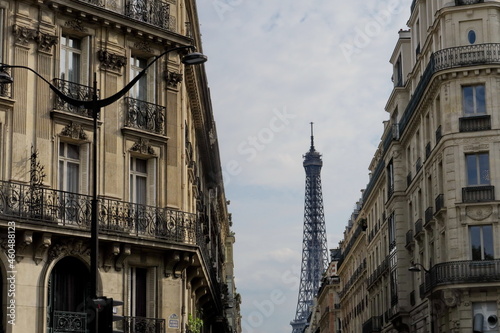 Tour Eiffel et immeubles parisiens. Paris. © Bruno Bleu