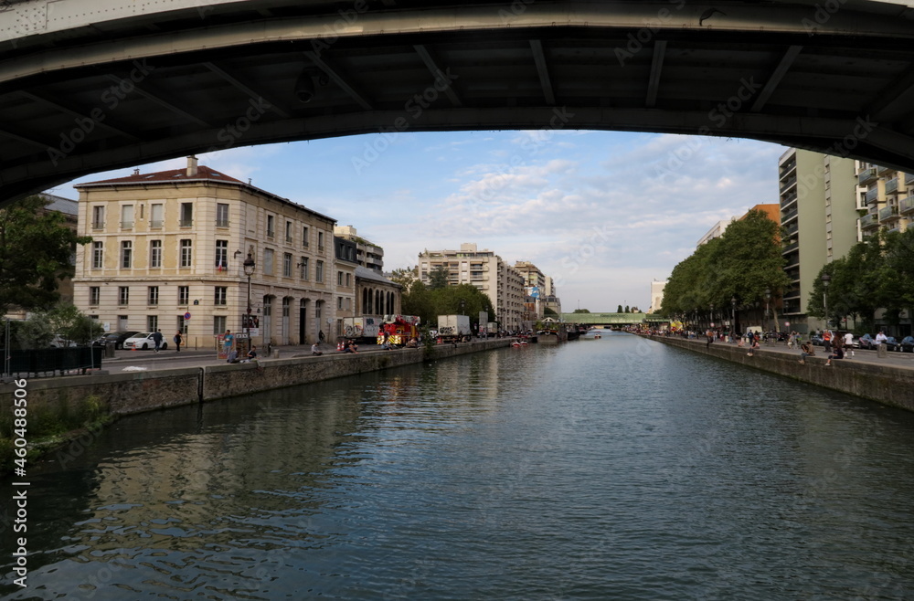Vue du canal de l'Ourcq depuis le pont levant de Crimée. Paris.