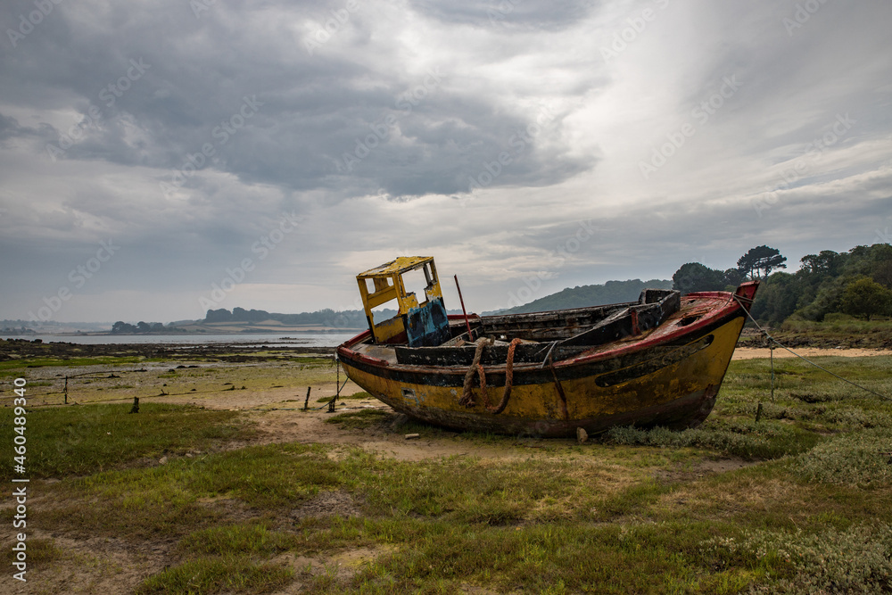 Vieux bateau chalutier échoué abandonné sur la plage, tout rouillé