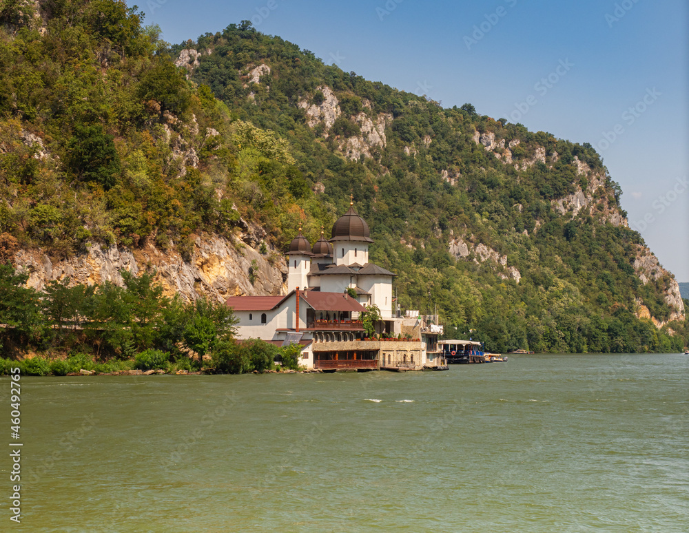 Blick auf das der orthodoxe Kloster Mraconia (Mânăstirea Mraconia) nahe der rumänischen Stadt Orsava am rechten Donauufer.
