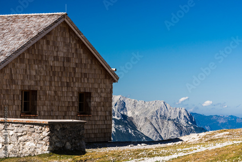 Berghütte, Nordkette im Sonnenschein bei blauem Himmel