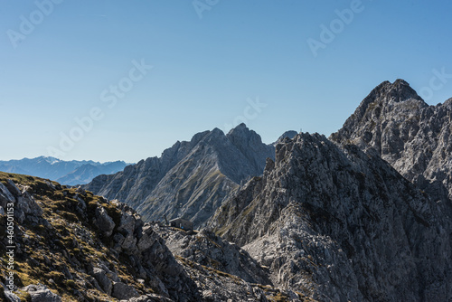 Berge der Nordkette im Sonnenschein bei blauem Himmel