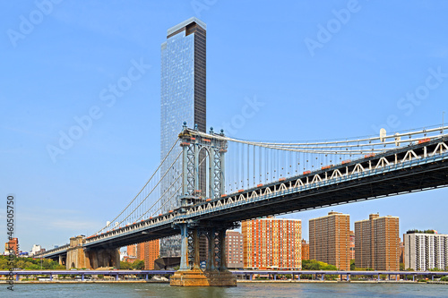 Manhattan Bridge, suspension bridge that crosses the East River in New York City, connecting Lower Manhattan at Canal Street with Downtown Brooklyn