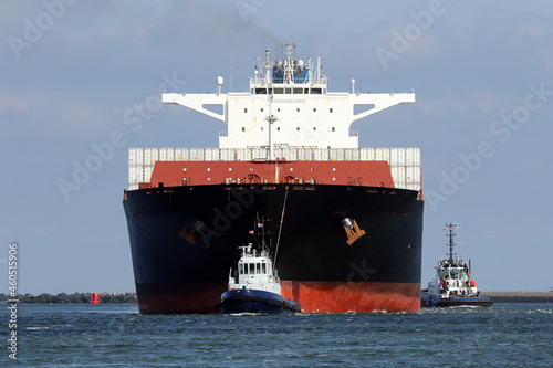 Schwarzes Containerschiff erreicht den Hafen