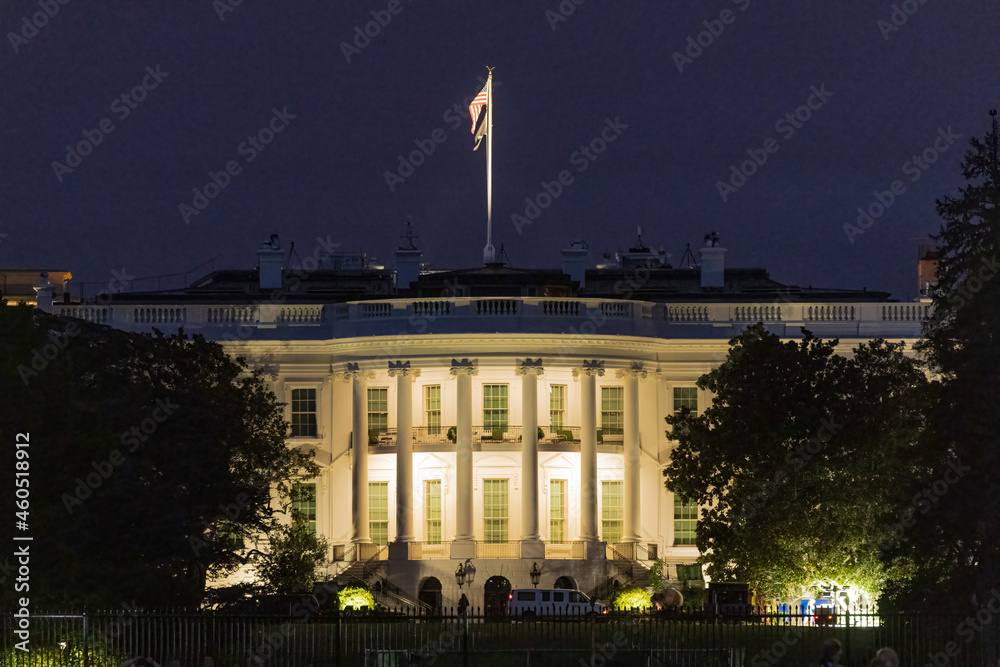 Naklejka premium The White House at night - Washington DC, United States